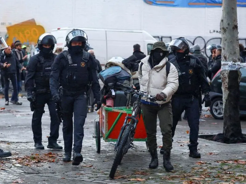 desalojo-instituto-b9-badalona|Foto: El Confidencial/Reuters/Albert Gea