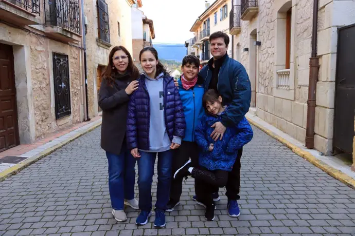 Andrea, Franco y sus hijos, habitantes de Prádena (Segovia) |Foto: Europa Press/Holapueblo