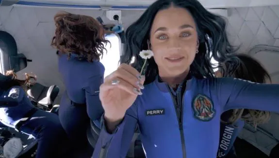 Katy Perry sosteniendo una margarita en el espacio a bordo del cohete de Blue Origin|Foto: Instagram / Blue Origin