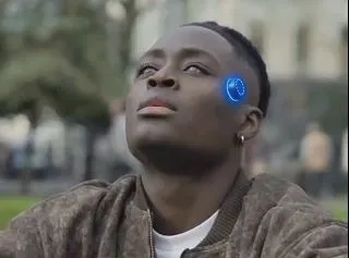 Escena publicitaria de Black Mirror sobre el producto "Nubbin"|Foto: TikTok / BlackMirror