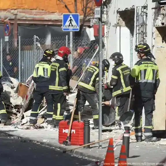 Bomberos trabajan en labores de desescombro tras la explosión en el bar Mis Tesoros | Gustavo Valiente/EUROPA PRESS