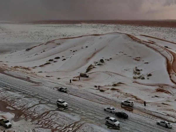 Las dunas de Al-Jawf de Arabia Saudita cubiertas de nieve (X: @Kiraguri254) - El Confidencial 