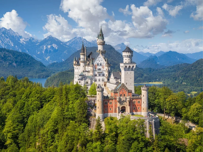 vista-panoramica-del-castillo-de-neuschwanstein-en-los-alpes-bavaros