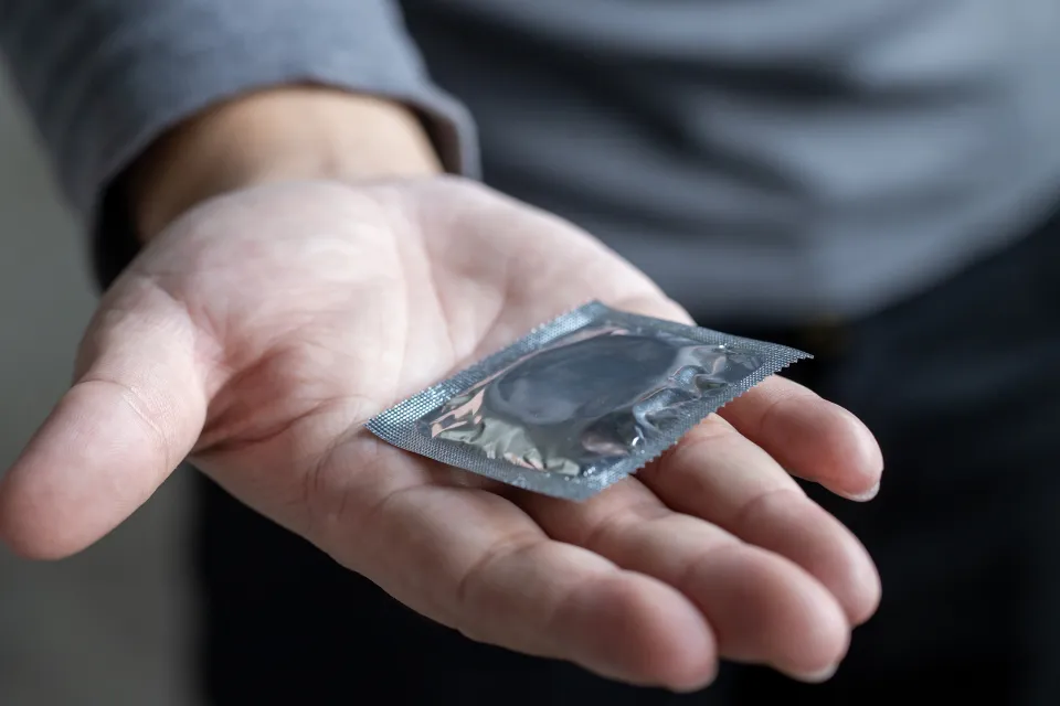 Persona - preservativo - mano - ITS