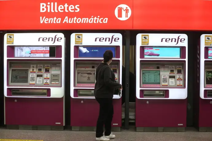 Máquinas de venta automática de Renfe cercanías en la estación de Madrid|Foto: Europa Press/Isabel Infantes