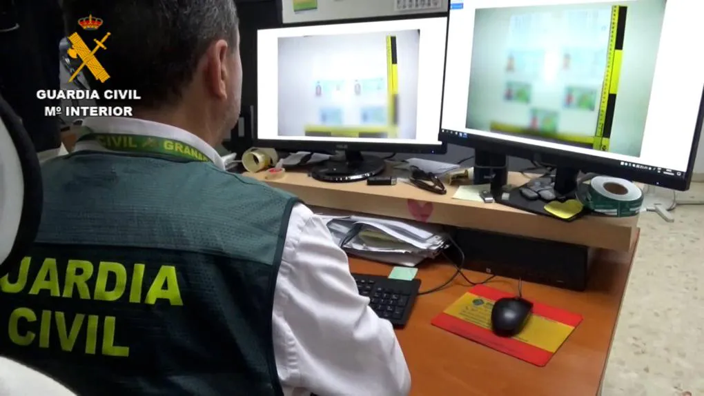Guardia Civil durante la investigación | Foto: Ministerio de Interior  Una mujer ha sido detenida y otra está siendo investigada por presuntamente estafar con más de 350.000 bajo el delito conocido como 'la estafa amorosa'