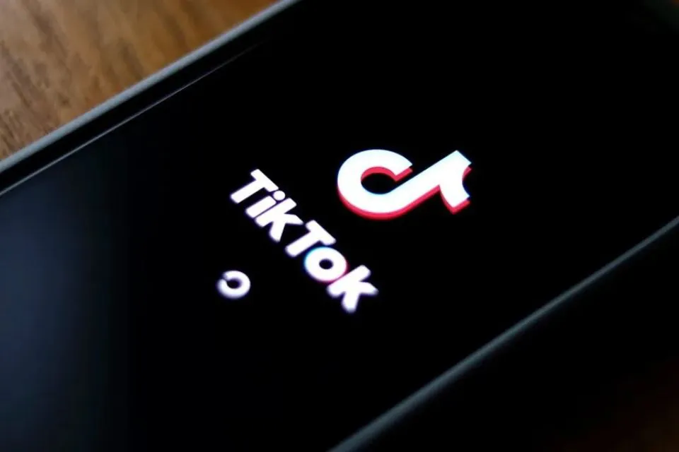 Un teléfono móvil con la aplicación de TikTok|Foto: EFE/EPA/Ritchie B. Tongo