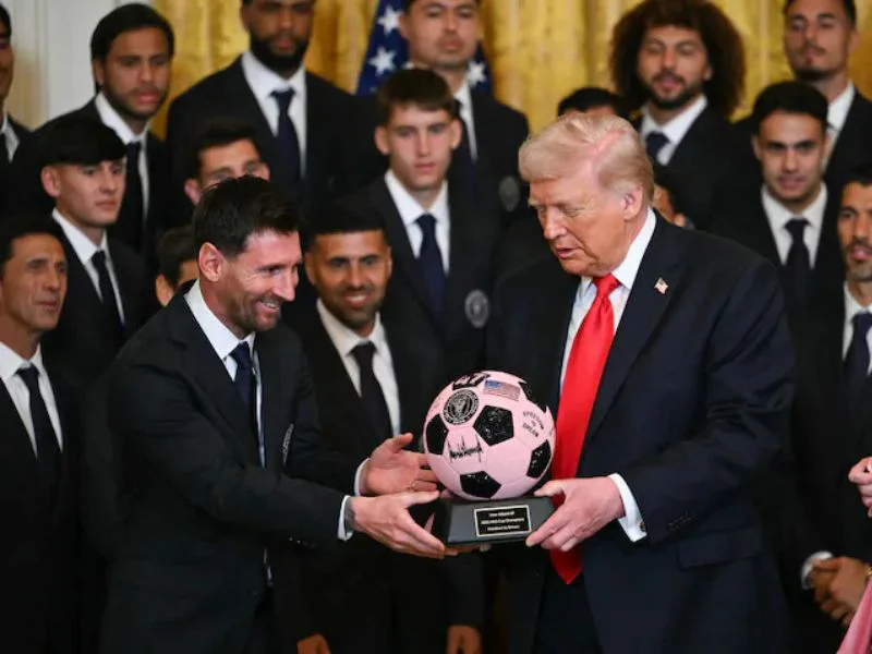 donald-trump-posando-con-messi-inter-de-miami-balon-casa-blanca|Foto: Andrew Caballero-Reynolds/AFP