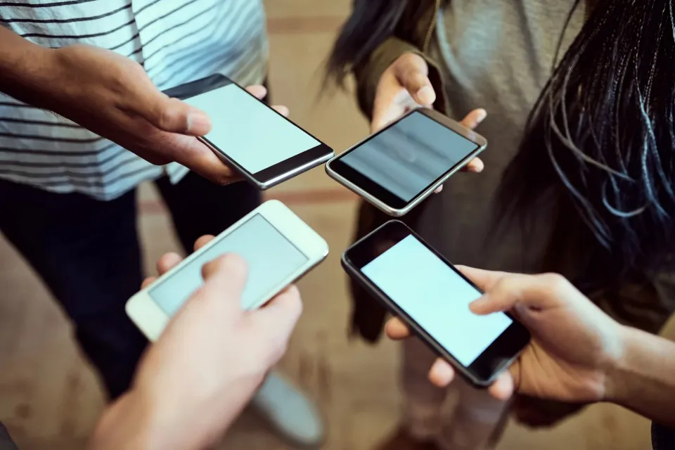 Jóvenes - información - teléfonos - celular - grupo