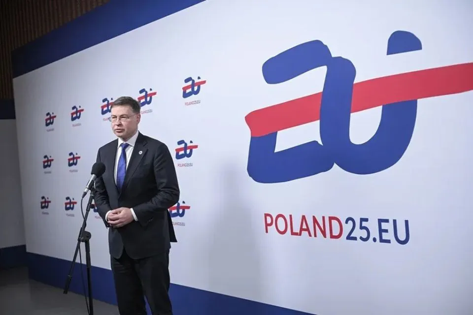 El comisario de Economía, Valdis Dombrovskis|Foto: EFE/EPA/Leszek Szymanski Bruselas calcula que los aranceles podrían reducir el PIB 0,2% en la UE 