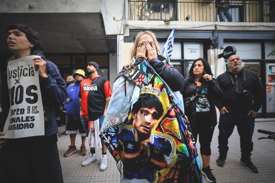 Simpatizantes esperan que inicie el juicio por la muerte de Diego Armando Maradona|EFE Juan Ignacio Roncoroni