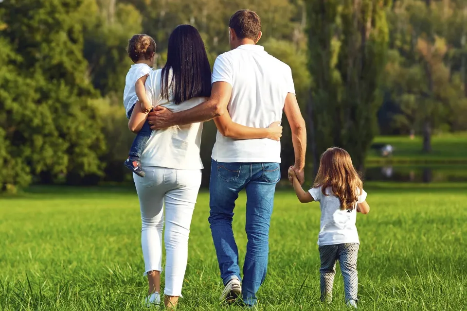 Familias con niños que no pueden irse de vacaciones ni una semana Una de cada cuatro familias con niños no puede irse de vacaciones ni una semana