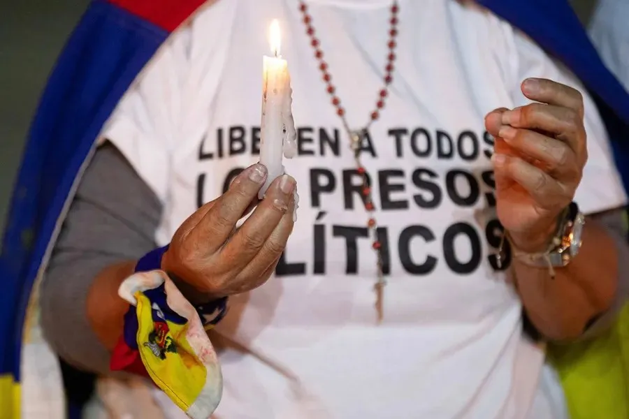 Una mujer protestando contra los presos políticos, en Caracas (Venezuela)|Foto: EFE/Ronald Peña
