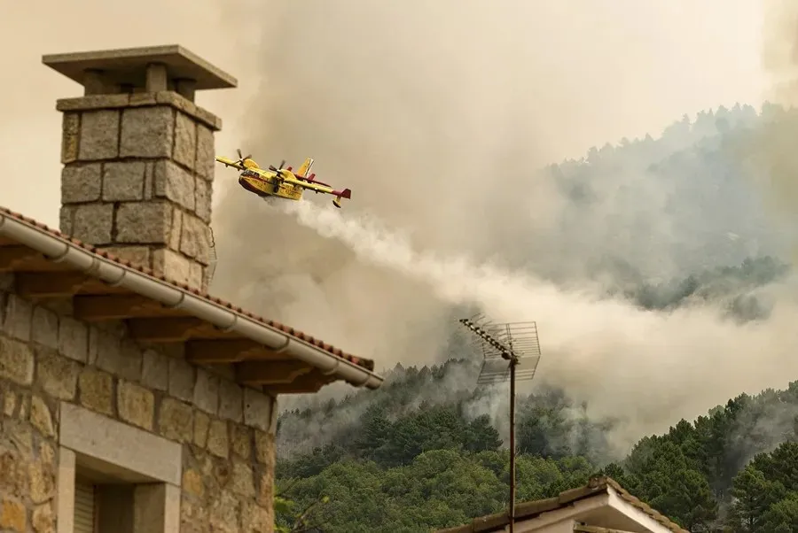 Incendio en el Barranco de las Cinco Villas, al sur de Ávila|Foto: EFE/Raúl Sanchidrián Incendio en Ávila: el más grave del verano en Castilla y León sigue sin control