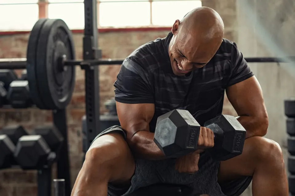 Hombre ejercitando el múculo del brazo