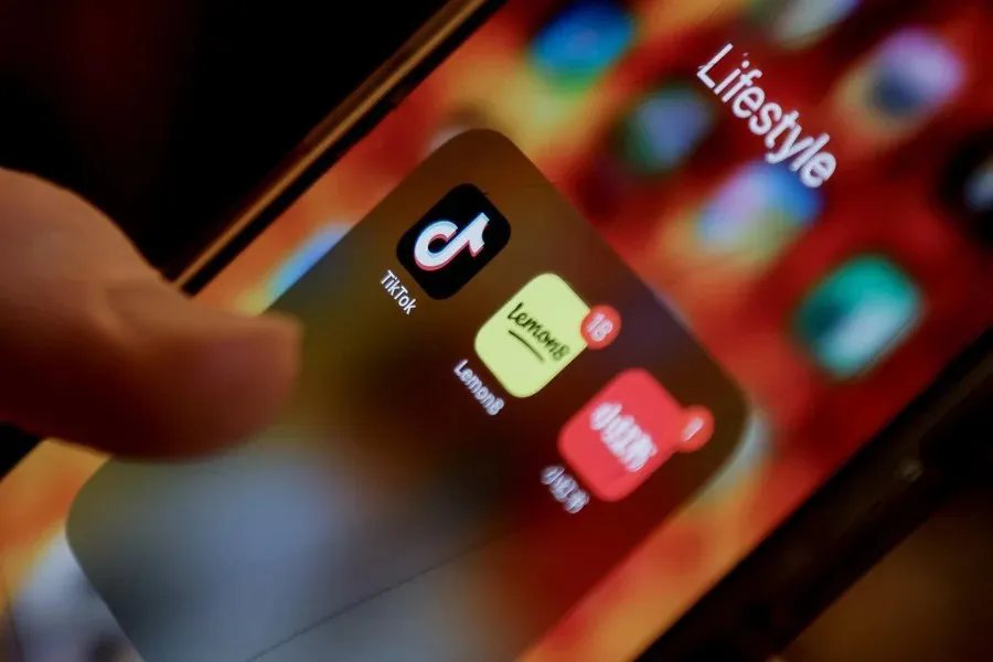 Un teléfono móvil con la aplicación de TikTok|Foto: EFE/Erik S. Lesser