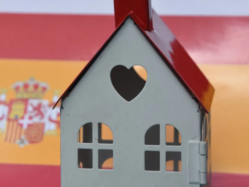 edificio-de-viviendas-modernas-en-una-zona-residencial-de-espana El mercado inmobiliario español alcanza máximos históricos en 2025. El precio sube un 9,5%, las compraventas baten récords desde 2008 y casi un tercio de las casas se pagan al contado