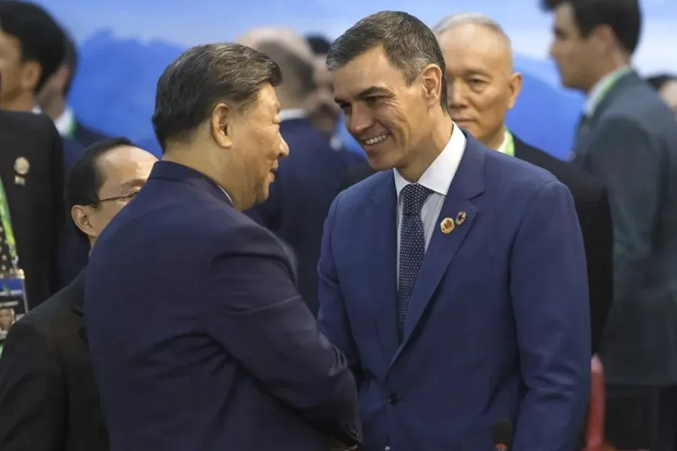 El presidente Pedro Sánchez y su homólogo de China, Xi Jinping|Foto: EFE/Antonio Lacerda Sánchez viaja a China y Vietnam con el objetivo de diversificar mercados