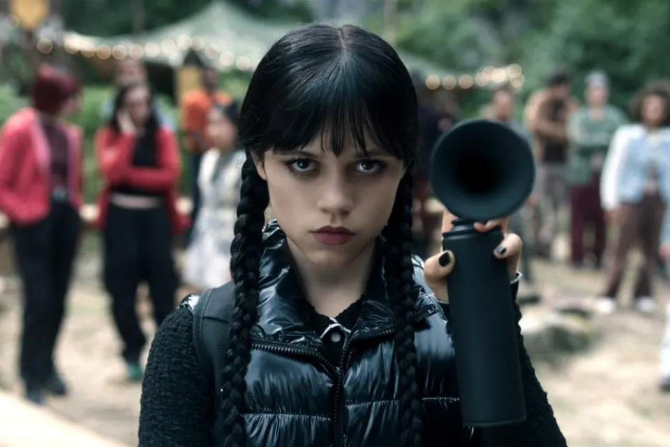 Jenna Ortega interpretando a 'Miércoles'|Foto: La Vanguardia/Netflix
