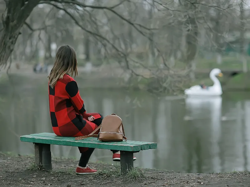 persona-disfrutando-soledad-introspeccion-psicologia