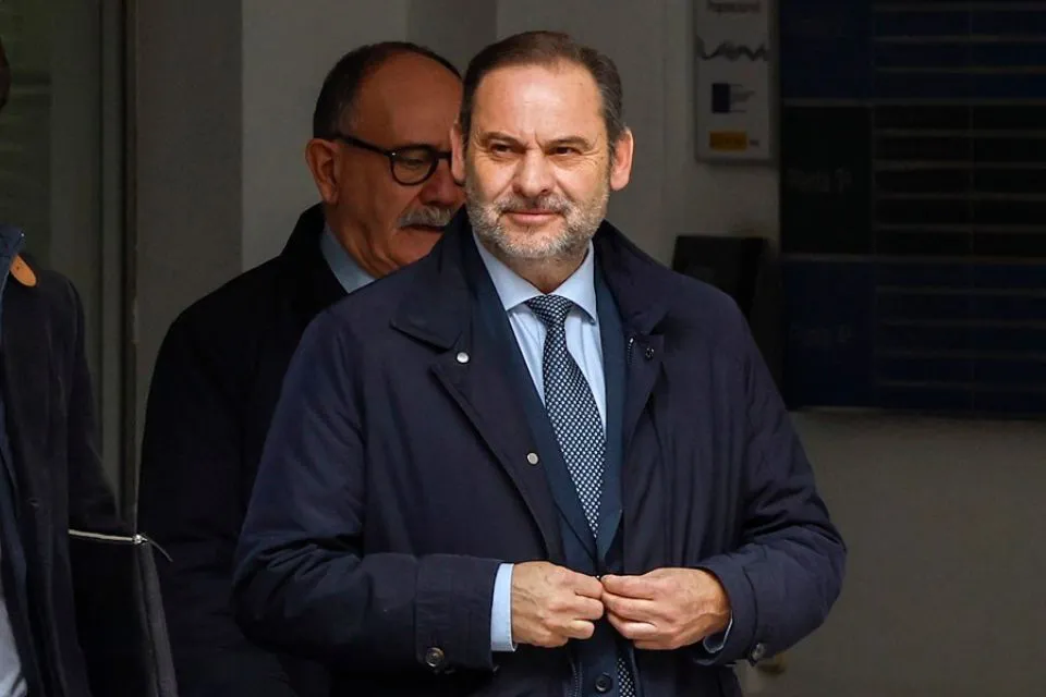 El exministro José Luis Ábalos tras salir del Tribunal Supremo. EFE/Chema Moya