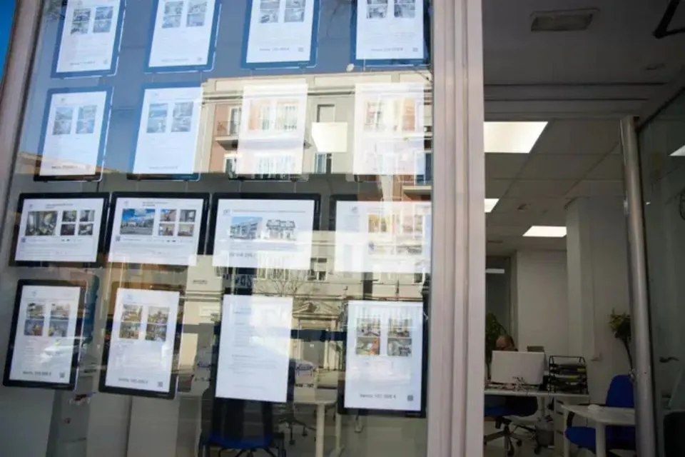 Anuncios de pisos en venta en una inmobiliaria en Madrid|Foto: Europa Press/Jesús Hellín La vivienda usada rompe récord en España: sube un 14,7% en julio, según Idealista