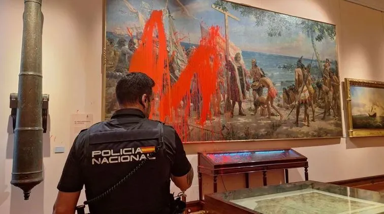 El cuadro de José Garnelo titulado "Primer Homenaje a Colón" vandalizado con pintura roja|Foto: ABC