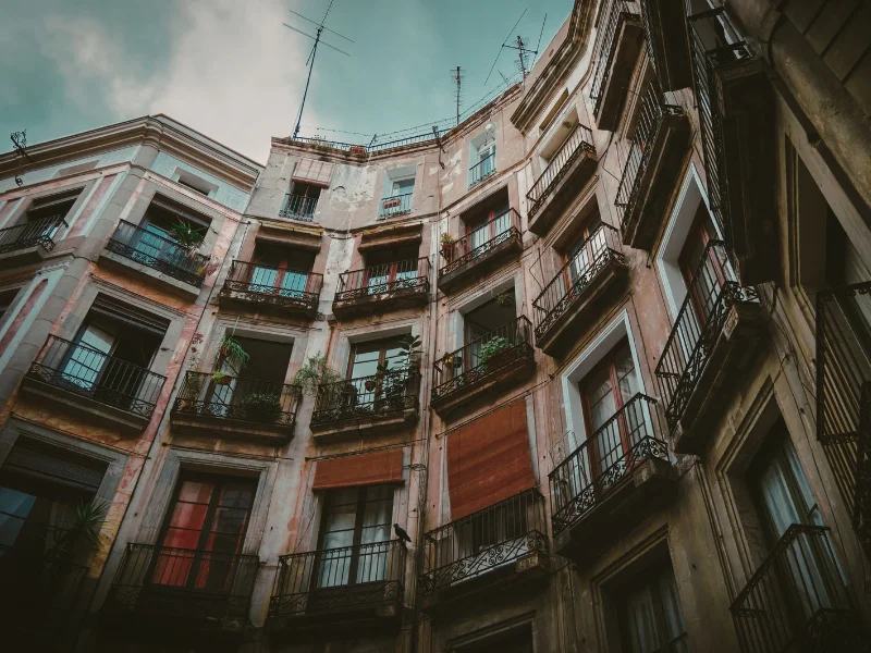 bloques-viviendas-ciudad-española-mercado-inmobiliario-tension