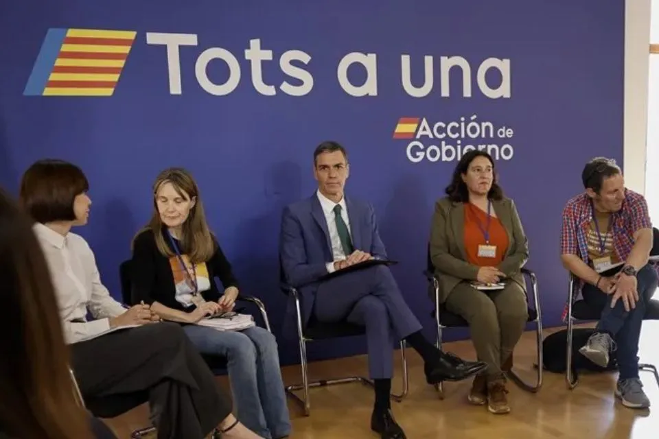 El presidente del Gobierno, Pedro Sánchez, y la ministra de Ciencia y Universidades, Diana Morant|Foto:EFE/Biel Aliño El Gobierno avanza a las víctimas de la Dana un plan que proteja a la población y minimice los riesgos por inundación
