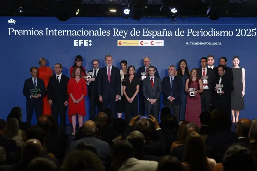 Los reyes Felipe VI y Letizia posan en los Premios Rey de España de Periodismo|Foto: EFE/Juanjo Martín