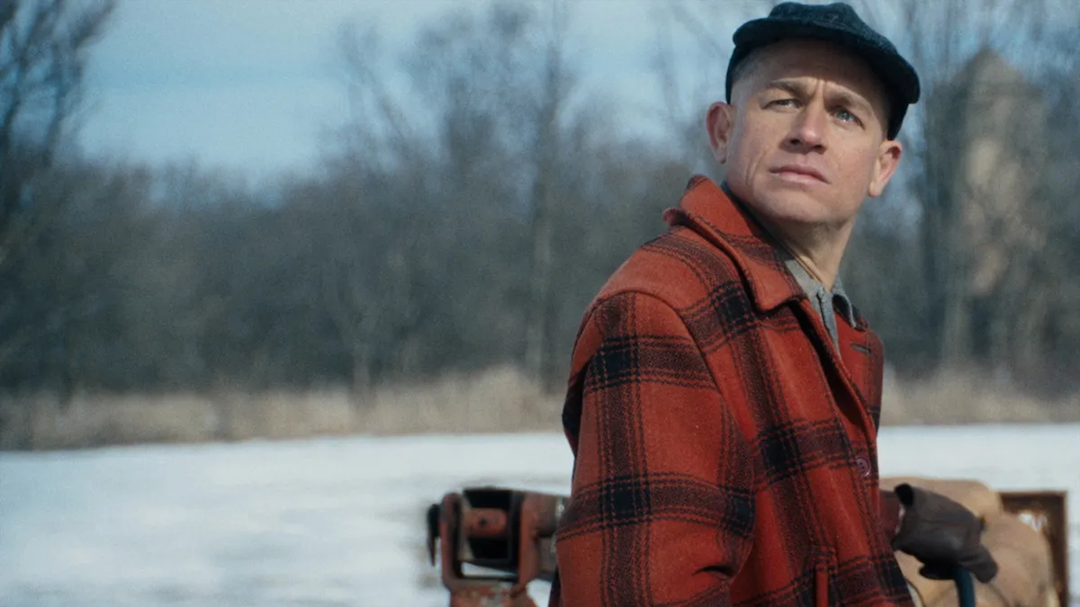 Charlie Hunnam interpretando a Ed Gein en la serie 