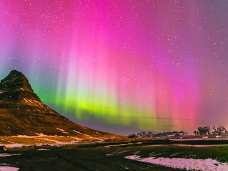 cielo-nocturno-con-luces-rojas-y-verdes-de-una-aurora-boreal-sobre-las-montanas-de-espana|Foto: OK Diario