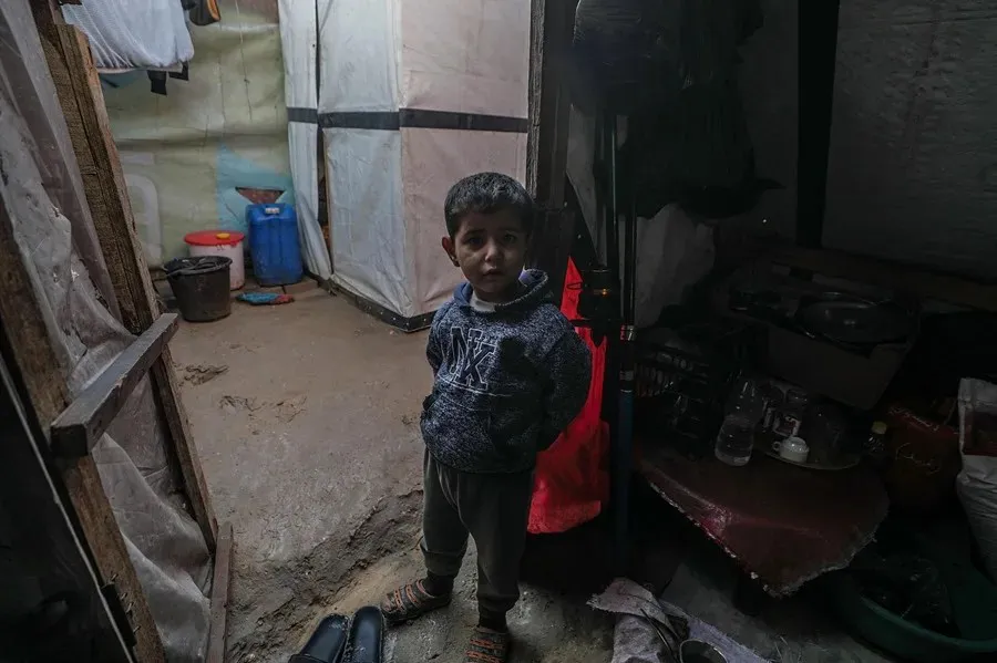 Un niño palestino desplazado al oeste de Deir Al Balah, en el centro de la Franja de Gaza|Foto: EFE/EPA/Mohammed Saber