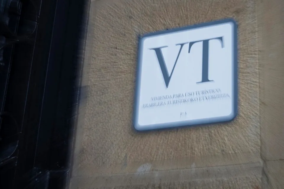 portal - cartel de vivienda uso turístico - EFE/Javier Etxezarreta