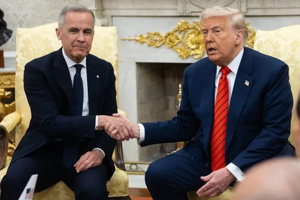 El presidente de Estados Unidos, Donald Trump, y el primer ministro de Canadá, Mark Carney|Foto: EFE/Francis Chung/Pool El primer ministro Carney advierte que «Canadá no está a la venta» y Trump responde «nunca digas nunca»
