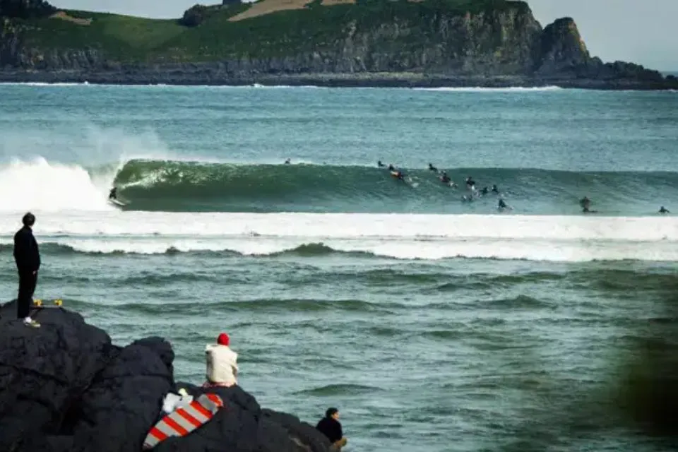 Explora las mejores playas del País Vasco: surf y fotografía de olas este verano|Foto: Europa Press/BIPI