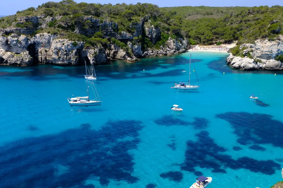 Explora túneles y cuevas históricas: una aventura subterránea en Baleares