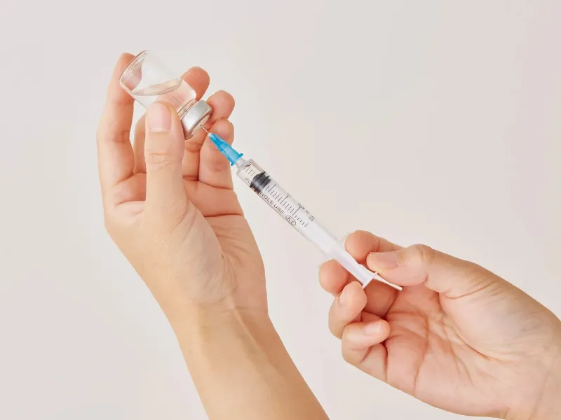 investigador-analizando-muestras-vacuna-preventiva-cancer-colon-laboratorio