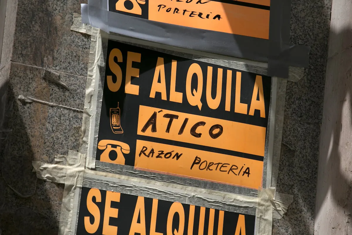 Alquiler de vivienda en zona urbana, representando la búsqueda de pisos accesibles| Foto: El Correo/Manu Cecilio Dificultad de acceso a vivienda asequible en grandes ciudades como Madrid y Barcelona