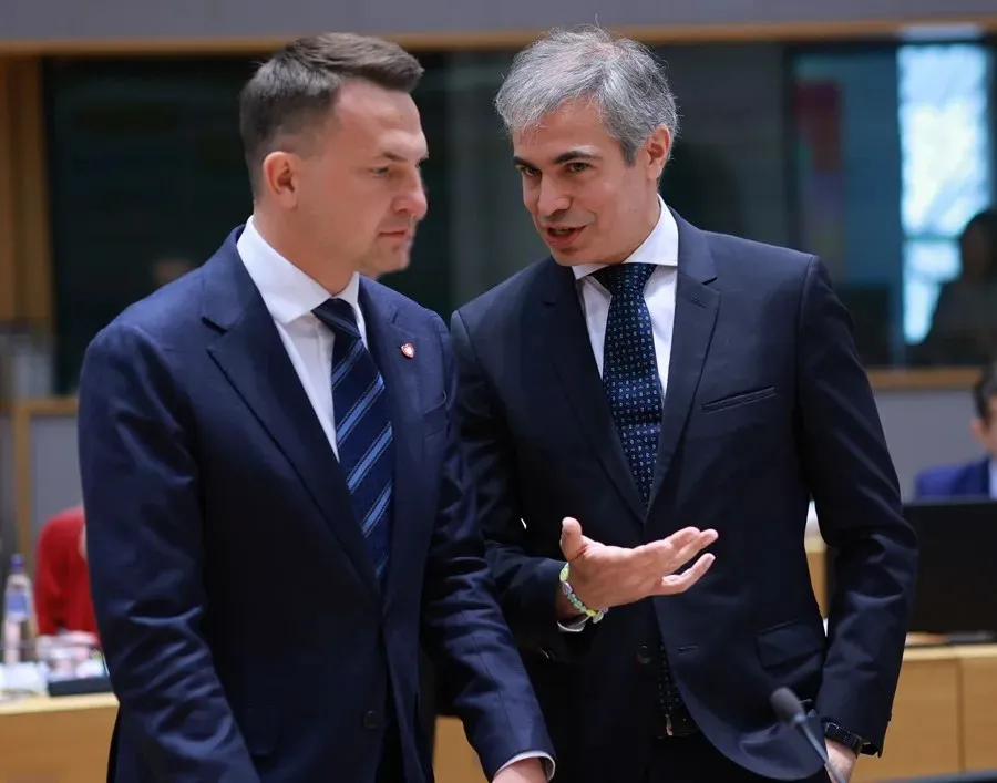El ministro polaco Adam Szlapka y el secretario de Estado español Fernando Sampedro Marcos|Foto: EFE/EPA/Olivier Hoslet La UE aplaza la votación sobre la oficialidad del catalán, euskera y gallego por falta de consenso