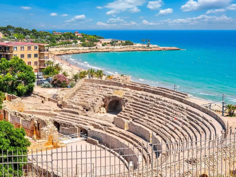 Vista del Anfiteatro Romano de Tarragona con el mar Mediterráneo al fondo