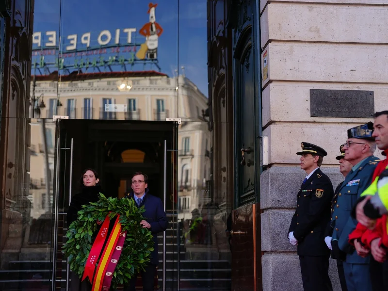 corona-de-laurel-en-la-real-casa-de-correos-homenaje-victimas-11m|Foto: El Mundo