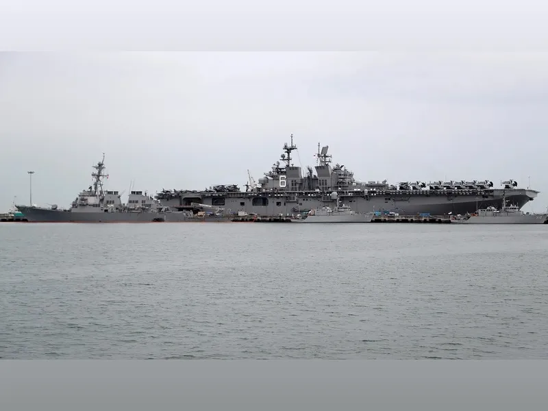 El USS John S. McCain junto al USS America en la base naval de Changi, en Singapur|Foto: Euronews/The Associated Press