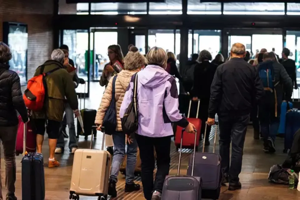 Transporte público -Pasajeros de la Estación de tren de Santa Justa - Europa Press/María José López