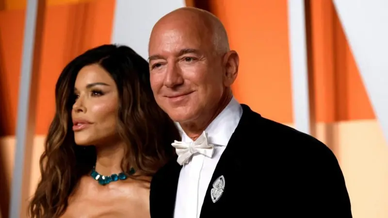Jeff Bezos y la presentadora de televisión Lauren Sánchez|Foto: BBC Mundo/Reuter Las protestas en Venecia forzaron a Jeff Bezos a cambiar el lugar de su boda