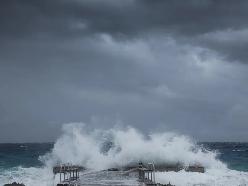 temporal-borrasca-pedro-olas-nieve-viento-alerta-espana La borrasca Pedro impacta este jueves con avisos naranjas en ocho comunidades. Nieve, vientos huracanados y oleaje extremo marcan la jornada
