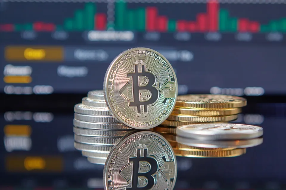 Openbank y Cecabank se suman al mercado cripto con la licencia MiCA que exige la Unión Europea