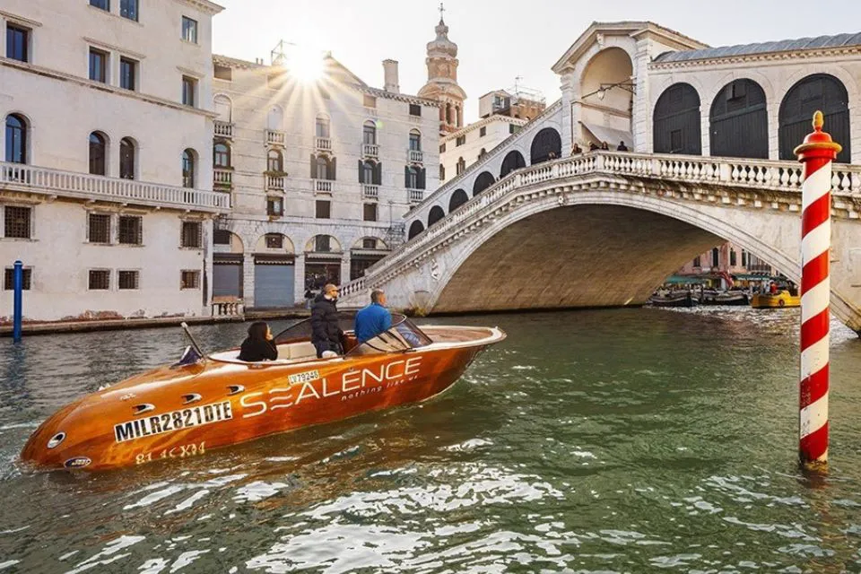 miles de lanchas y barcos que echan humo y hacen ruido recorren Venecia. Foto: EFE/Impronta