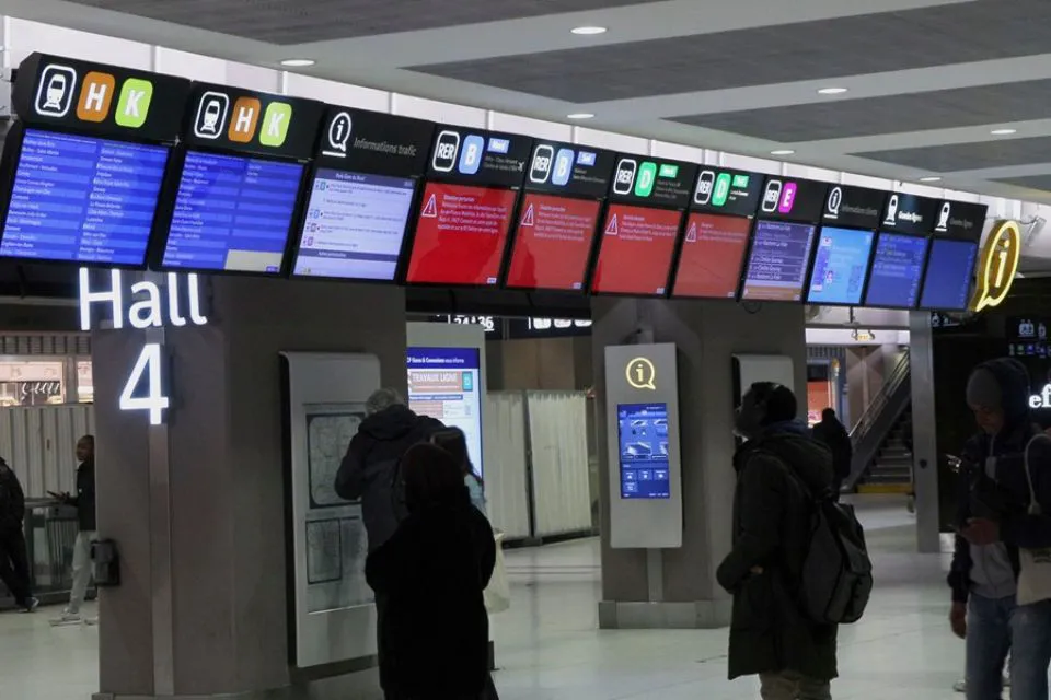 La parisina Estación del Norte paralizada por una bomba de la Segunda Guerra Mundial|Foto: EFE Edgar Sapiña Manchado