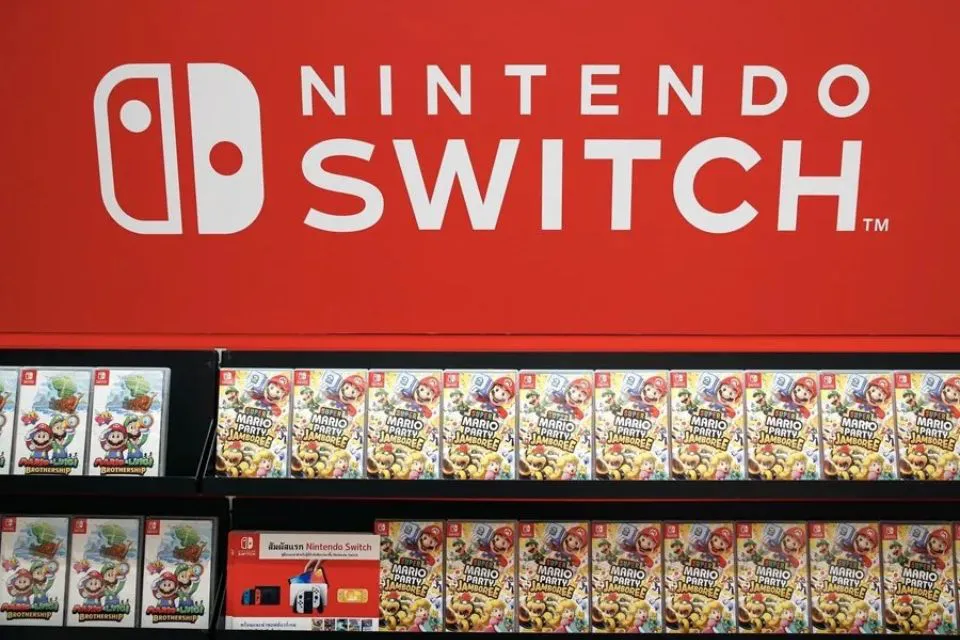 Venta de productos Nintendo en un comercio|Foto: EFE/EPA/Rungroj Yongrit Nintendo espera que Switch 2 impulse sus ventas en el ejercicio de 2025